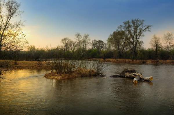 Lure fishing in floods and coloured water - Flooded river